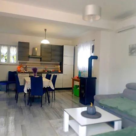 Welcoming House With Ac In The Forest Region And 700 M To The Prázdninový dům *